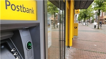 Blick auf einen Geldautomaten der Rotenburger Postbank-Filiale.