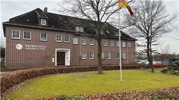 An der Grundschule in Ebersdorf fehlen Räume. Nun wird überlegt, ob eine Wohnung im Obergeschoss mittelfristig zu Schulräumen umgebaut wird.