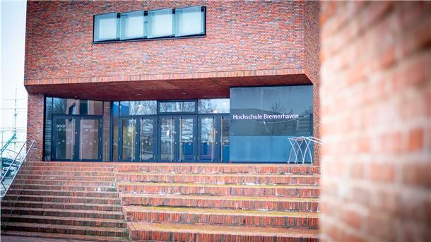 Hochschule Bremerhaven: Büffeln per Facebook-Live An der Hochschule Bremerhaven finden die Vorlesungen derzeit online statt.