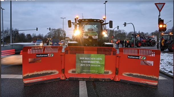 Bauernproteste: Heute Morgen wird der Hafen in Bremerhaven blockiert An der Kreuzung Bohmsiel in Wulsdorf versperren die Bauern den Weg.