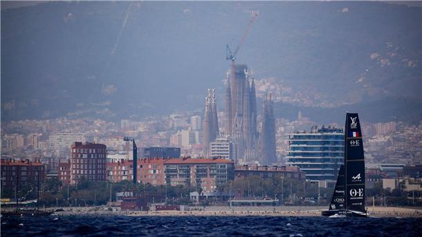 Außenseiter überraschen mit Auftaktsieg im America’s Cup An der Küste von Barcelona wird gesegelt.