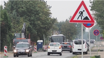 An der L135 im Bereich Sieverner Straße ist die Verkehrssituation nicht einfach. Die Baustelle zur Erneuerung der Bushaltebucht tut ihr übriges.