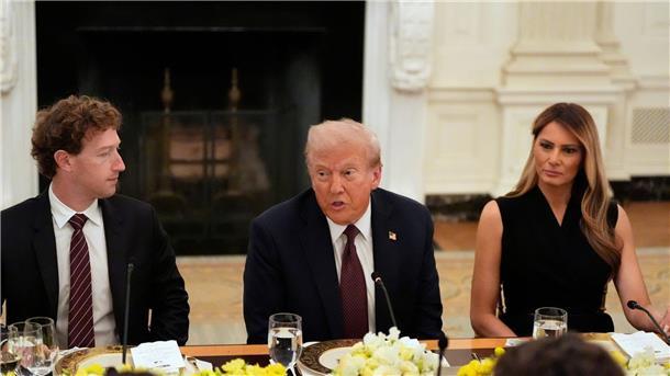 An der langen Tafel nahm direkt neben Trump Meta-Chef Mark Zuckerberg Platz.