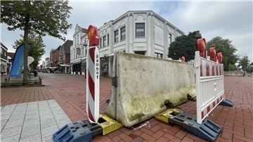 An der Lloydstraße und in der nördlichen Fußgängerzone hat der Bauhof diese Betonmauern aufgestellt.
