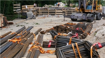 Auf der Baustelle liegt viel Stahl herum. 