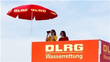 An der Nord- und Ostsee ging die Zahl der Badetoten laut Angaben der DLRG zurück. In 65 Fällen hätten Rettungsschwimmer dort Leben gerettet.