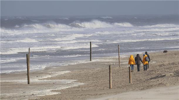 Ungemütliches Wetter vor Weihnachten im Norden An der Nordsee rechnen Meteorologen mit Sturmböen, vereinzelt Gewitter. (Symbolbild)