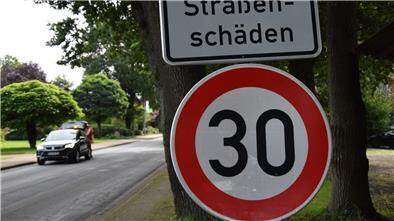 An der Ortsdurchfahrt in Rhadereistedt wies ein Schild auf eine Tempo-30-Beschränkung hin. Weniger Tempo auf der Straße wünscht sich Bürgermeister Frank Tibke auch für Kirchtimke.