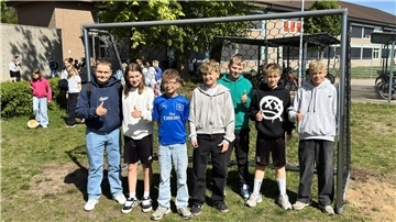 Schüler auf einem Rasen vor einem neuen Tor. An der Ostetalschule Sittensen gibt es ein neues Bewegungsangebot: Ein zusätzlicher Fußballplatz entlastet den vollen Soccercourt in den Pausen. Möglich gemacht hat das der Förderverein.