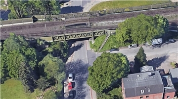 An der Parkstraße hatte sich ein Lastwagen festgefahren.