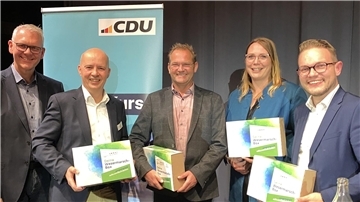 An der Podiumsdiskussion "Energiewende in der Wesermarsch" im September 2025 nahmen (von links) Björn Thümler, Lutz Stührenberg, Leenert Cornelius, Alexandra Gloystein und Justin Müller teil.