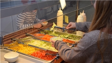 Salatbar in der Aula der Grundschule Selsingen.
