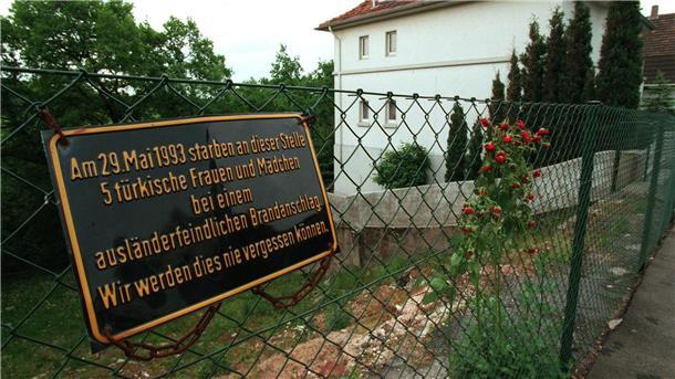 30 Jahre Solingen-Anschlag: Steinmeier sieht Versäumnisse An der Stelle, wo das Haus der türkischen Familie Genc stand, erinnert heute eine Gedenktafel an die Opfer des Brandanschlags.