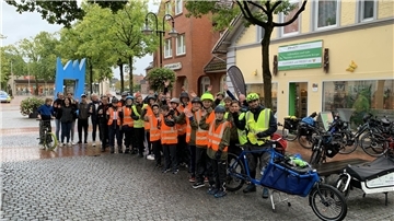 Die teilnehmende Radfahrer sind mit Warnwesten ausgestattet.