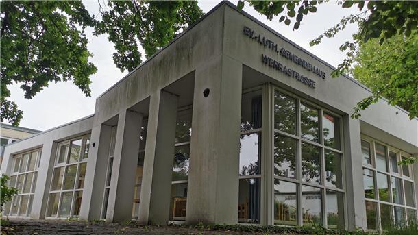 Evangelische Kirchengemeinde Nordenham verkauft Gemeindehaus Das Foto zeigt das Gemeindehaus an der Werrastraße. Es soll zusammen mit dem angrenzenden Pfarrhaus verkauft werden.