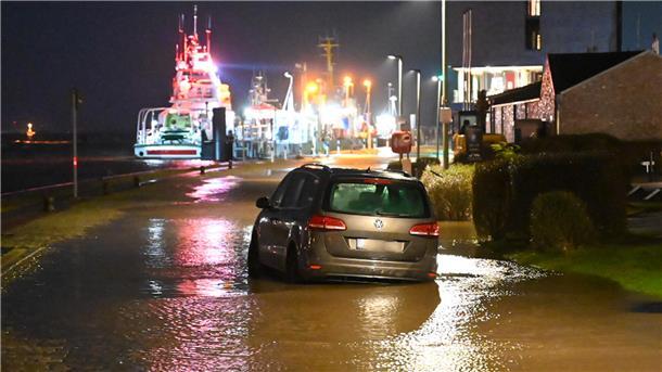 DER ADVENTS-STURM (Update 50): Hochwasser hat Stadt und Land im Griff, Schäden auch in der Wesermarsch, Zugverkehr weiter gestört An der Weser stehen auch die Autos im Wasser.