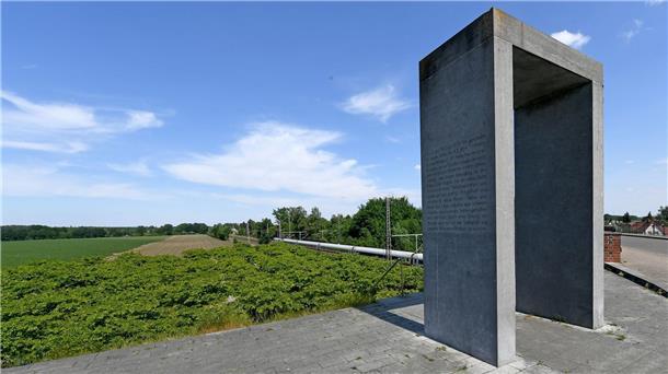 Zugunglück von Eschede jährt sich zum 25. Mal: Gedenkfeier An der Zugunglück-Gedenkstätte Eschede fährt ein ICE-Zug vorbei.