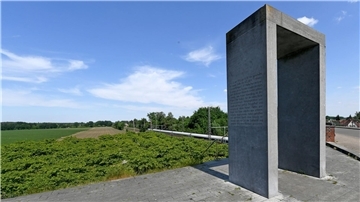 An der Zugunglück-Gedenkstätte Eschede fährt ein ICE-Zug vorbei.