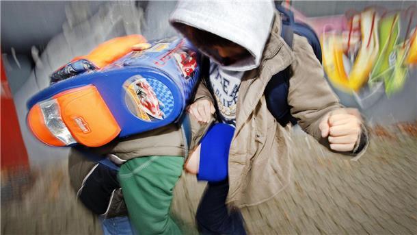 An deutschen Schulen geht es immer gewalttätiger zu. Prügeleien auf dem Schulhof zählen dabei sogar noch zu den harmloseren Gewaltvorfällen.