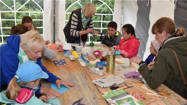 So lief der Start der Gezeiten-Wochen in Butjadingen An dieser Kreativstation werden aus Tonpapier und benutzten Seekarten Boote gefaltet, beklebt und bemalt.