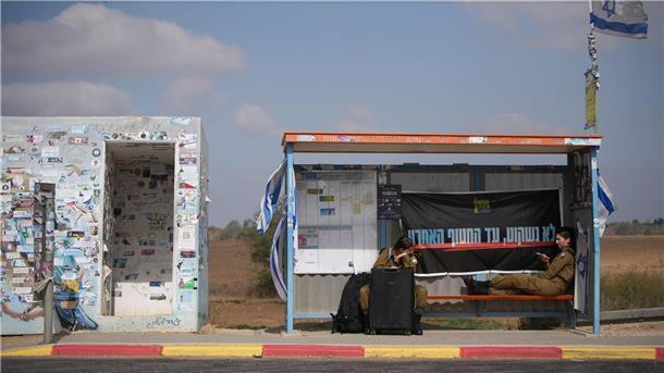 Bilder des Tages An einem Busbahnhof nahe der Grenze zum Gazastreifen warten israelische Soldatinnen auf den Transport.