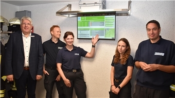 An einem der Bildschirme des Einsatzinformationssystems im Feuerwehrhaus (von links): Andreas Vollert von der LzO, Stefan von der Lieth (stellvertretender Vorsitzender des Feuerwehr-Fördervereins), Ann-Kathrin Hans (Repräsentantin der Kinderfeuerwehr), Fenja Rohde (Repräsentantin der Jugendfeuerwehr) und Ortsbrandmeister Lars Stratmann.