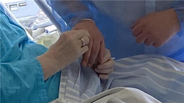 Ein Paar wird am Krankenbett getraut.