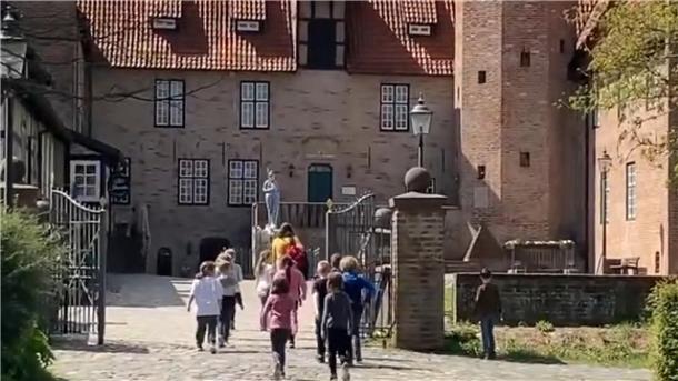 Kinder laufen auf die Burg Bederkesa zu