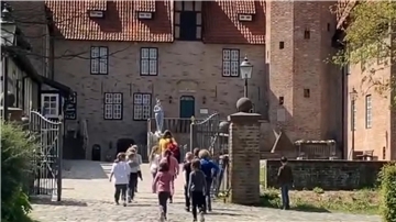 Kinder laufen auf die Burg Bederkesa zu