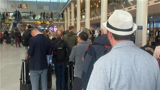 An einem Serviceschalter am Flughafen bildete sich eine lange Warteschlange.