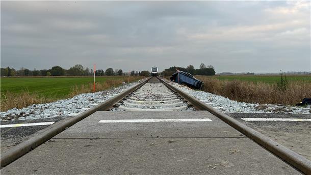 An einem unbeschrankten Bahnübergang in Mulsum ist es am Freitag zu einem tödlichen Verkehrsunfall gekommen. Der EVB-Zug in Richtung Cuxhaven erfasste ein Auto.