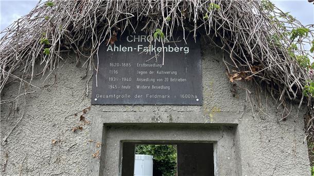 Chronik des Ortes Ahlen-Falkenberg im Ortskern.
