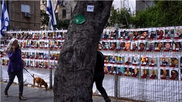 An einem Zaun in einem Vorort von Tel Aviv sind Fotos von Israelis angebracht sind, die im Gazastreifen von der islamistischen Hamas als Geiseln festgehalten werden.