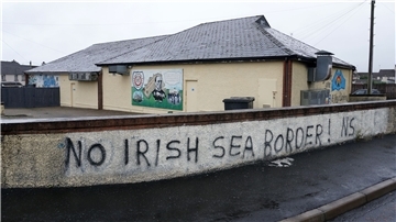 An einer Mauer steht „No Irish Sea Border“ („Keine Grenze in der Irischen See“).