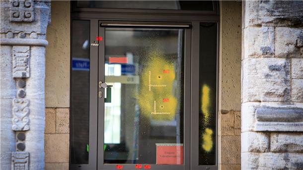 Schüsse auf Rabbinerhaus in Essen: Ermittlungen dauern an An einer verglasten Tür des Rabbinerhauses in Essen sind Einschusslöcher zu sehen.
