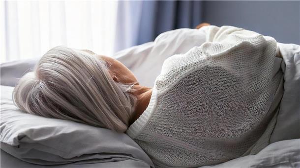 Kampf mit Trauer und Krankheit: Leidgeplagte Bremerhavenerin bekommt Hilfe Eine Seniorin mit grauen Haaren liegt auf einem Bett.