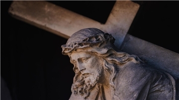 An Karfreitag erinnern Christinnen und Christen an die Kreuzigung Jesu.