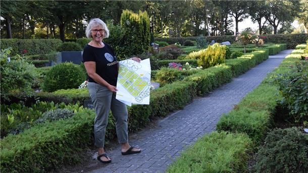 An manchen Wegen auf dem Ostereistedter Friedhof werden bald die Hecken gerodet, doch längst nicht mehr an so vielen, wie ursprünglich erwogen. Bürgermeisterin Ulrike Ringen präsentiert einen Plan mit den verschiedenen Vorhaben.