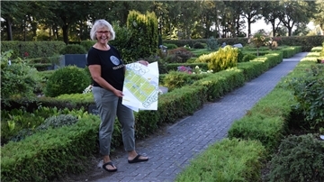 An manchen Wegen auf dem Ostereistedter Friedhof werden bald die Hecken gerodet, doch längst nicht mehr an so vielen, wie ursprünglich erwogen. Bürgermeisterin Ulrike Ringen präsentiert einen Plan mit den verschiedenen Vorhaben.