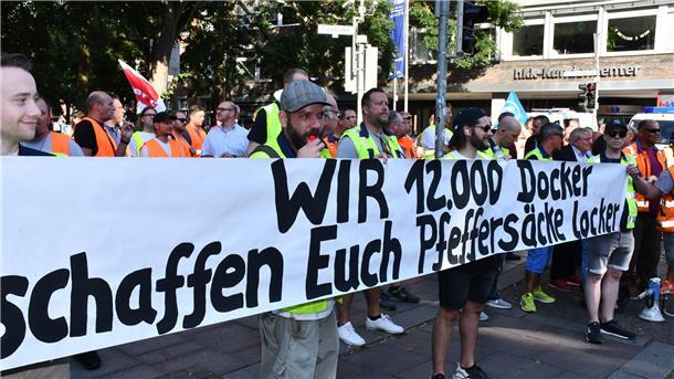 An Selbstvertrauen fehlt es den Hafenarbeitern nicht. Zu Beginn der zehnten Verhandlungsrunde machten sie in Bremen reichlich Rabatz. Viele sind auch zu einem Streik bereit, um für einen Inflationsausgleich zu kämpfen.