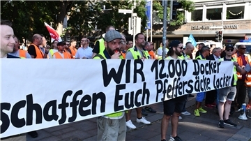 An Selbstvertrauen fehlt es den Hafenarbeitern nicht. Zu Beginn der zehnten Verhandlungsrunde machten sie in Bremen reichlich Rabatz. Viele sind auch zu einem Streik bereit, um für einen Inflationsausgleich zu kämpfen.
