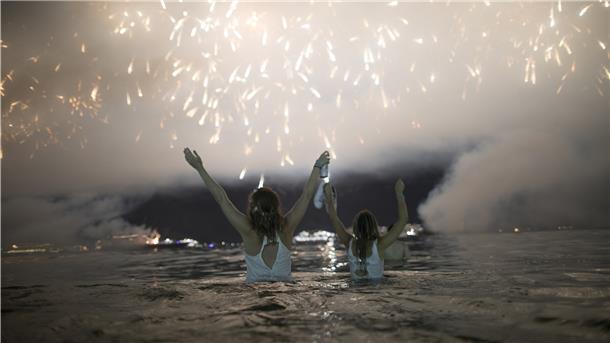#Flaschenpost: Guter Vorsatz, Tradition und Silvester An Silvester wird in Brasilien am Strand bzw. im Wasser gefeiert.