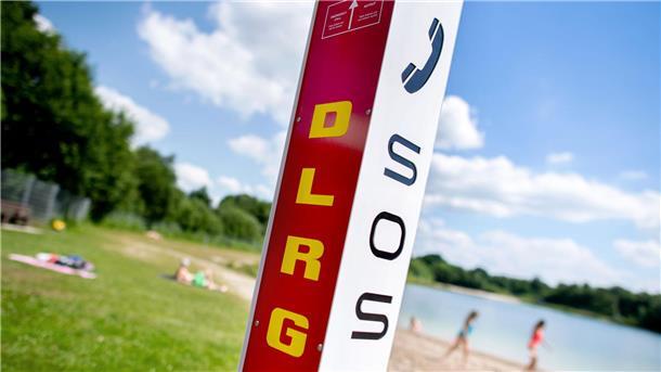 Leichtsinn führt oft zu Badeunfällen An solchen Notruf-Säulen kann man Hilfe rufen.
