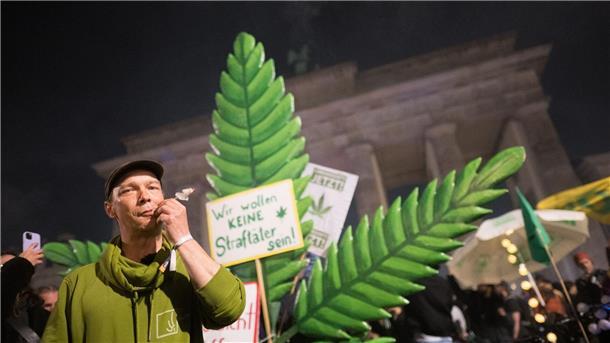 Rauch über dem Brandenburger Tor: Cannabis jetzt legal An zahlreichen Orten in Deutschland feiern Aktivistinnen und Aktivisten heute die Legalisierung.