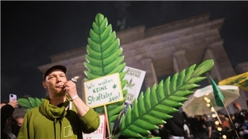 An zahlreichen Orten in Deutschland feiern Aktivistinnen und Aktivisten heute die Legalisierung.