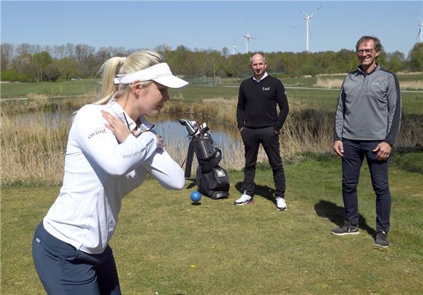 Anastasia Mickan freut sich über die Unterstützung, die sie im Golfclub Bremerhaven von Golfpro Oliver Kremer (Mitte) und Clubmanager Thomas Koch (rechts) erhält.