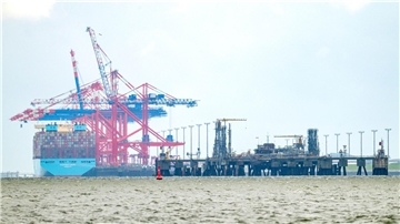 Anders als bei dem ersten schwimmenden LNG-Terminal in Wilhelmshaven entsteht das zweite schwimmende Terminal an der Jade an einem Anleger ohne eine feste Landverbindung.
