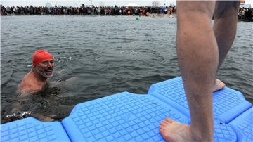 Mann badet in einer Lagune