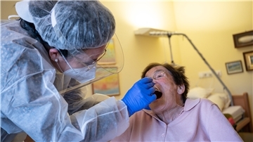 Anders als in Hausarztpraxen macht der Antigen-Schnelltest auf das Coronavirus in Altenheimen Sinn. Dafür ist ein Rachenabstrich erforderlich.