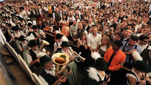 190. Oktoberfest: „Gegen die Krisen der Welt“ Andrang zur Eröffnung des Oktoberfestes in den Zelten.